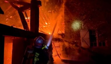 L’incendie embrase une grange attenante à l’habitation : 23 pompiers attaquent le feu avec trois lances