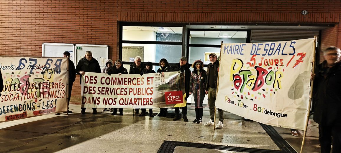Les manifestants attendaient le maire de pied ferme.