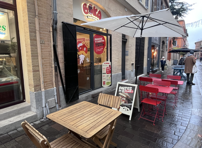Boka dispose de quelques tables pour déjeuner, goûter ou dîner dehors, au cœur de Toulouse