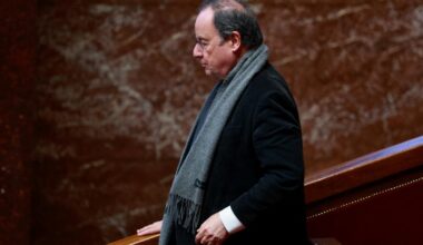 François Hollande estime que la menace de dissolution, agitée par le gouvernement en cas de censure, « n’a aucun sens »