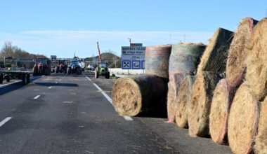 Colère des agriculteurs : une cinquantaine de ballots de paille incendiés sur le barrage de l’A64 au sud de Toulouse