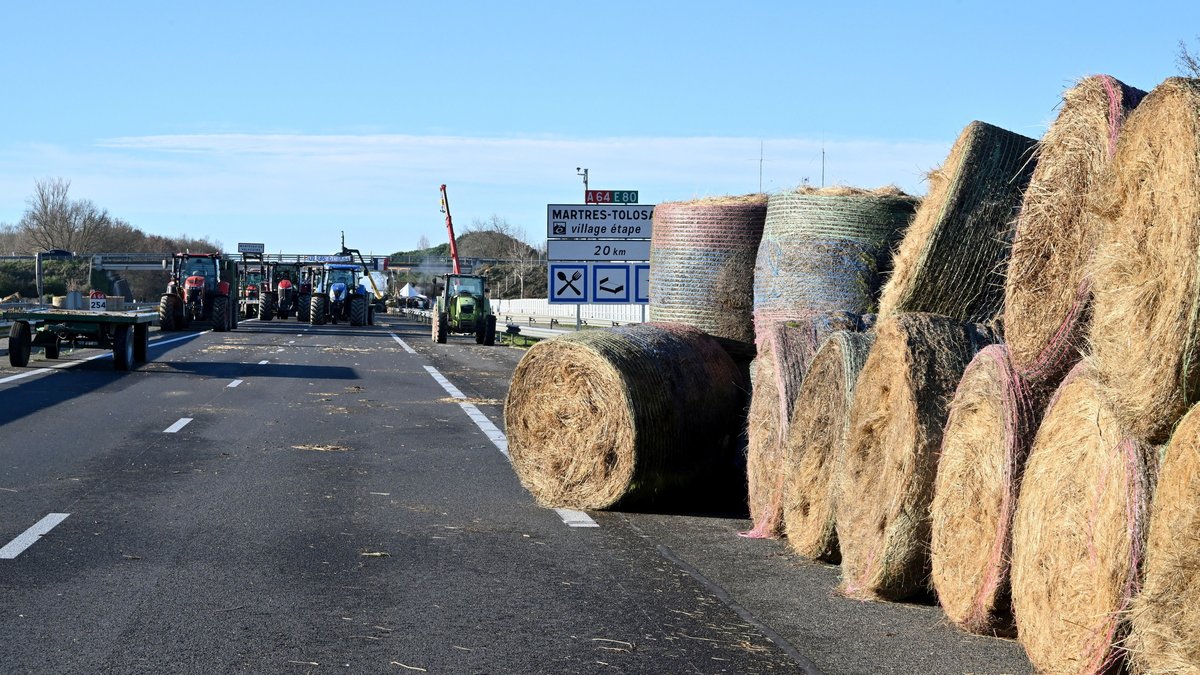 Colère des agriculteurs : une cinquantaine de ballots de paille incendiés sur le barrage de l’A64 au sud de Toulouse