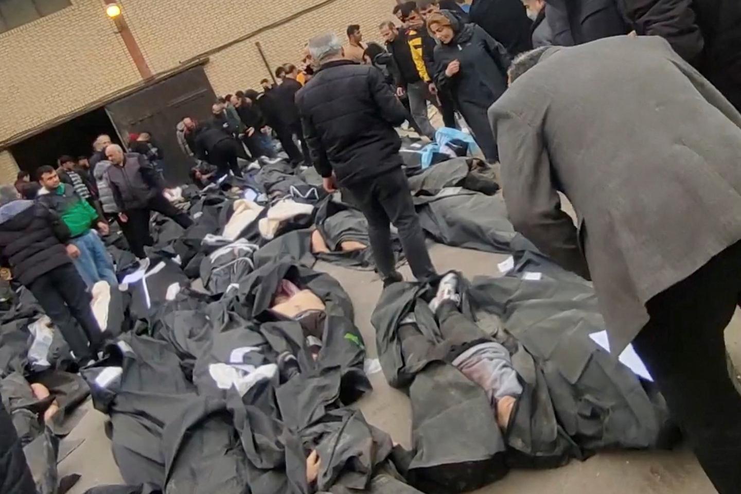 la morgue de Kahrizak, au sud de Téhéran, débordée par les cadavres après plusieurs jours de manifestations