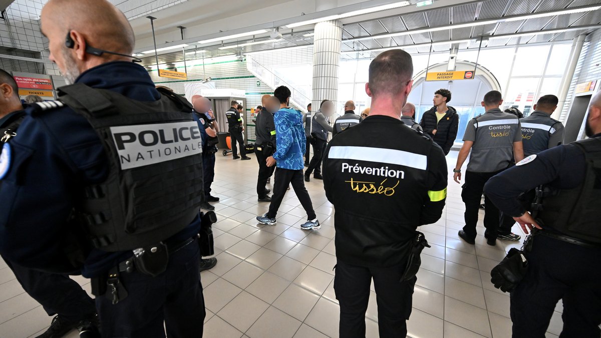 Dans le métro, un arracheur de sac se déchaîne contre un témoin courageux