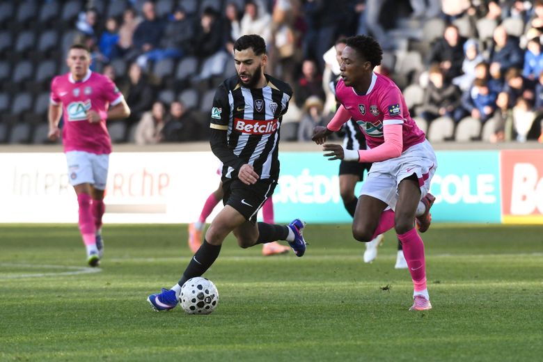 À la lutte avec l’Angevin Amine Sbaï.