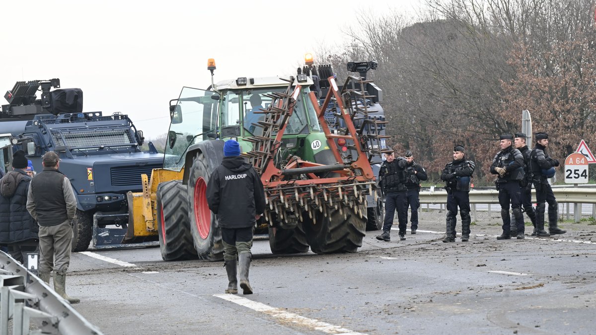 DIRECT. Colère des agriculteurs : une délégation va bientôt être reçue à Matignon, les tracteurs commencent à partir de l’A64
