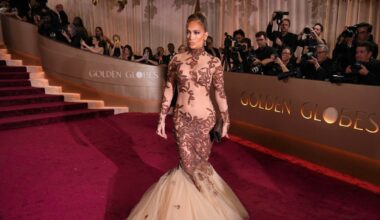 Golden Globes 2026: Jennifer Lopez en naked dress sur le tapis rouge