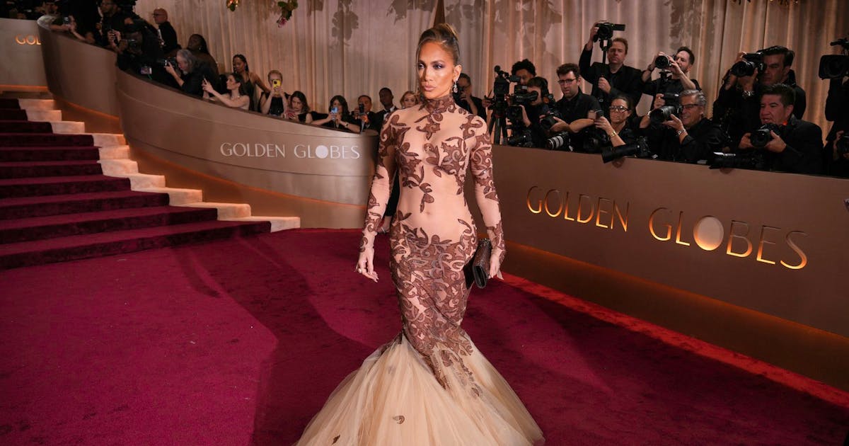 Golden Globes 2026: Jennifer Lopez en naked dress sur le tapis rouge