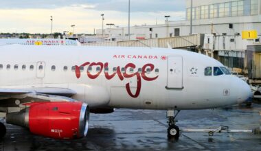 Leur avion est sur le point de décoller quand ils entendent des cris : un bagagiste était enfermé dans la soute