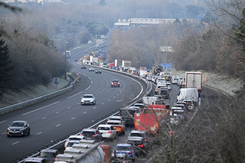 BLOCAGE DE L AUTOROUTE A68 PAR LES AGRICULTEURS
