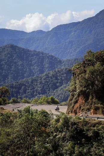 La fameuse route du “Trampoline de la mort”