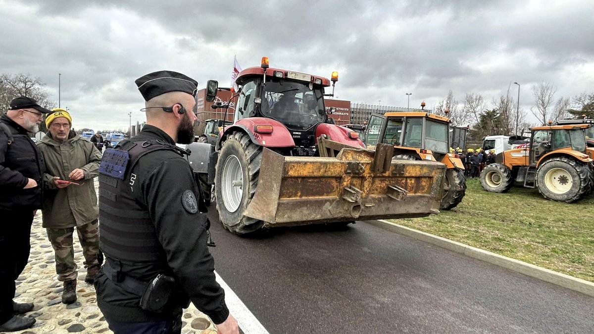 Colère des agriculteurs : récit d’une nuit et un jour sous tension à Toulouse, entre mobilisations et interpellations
