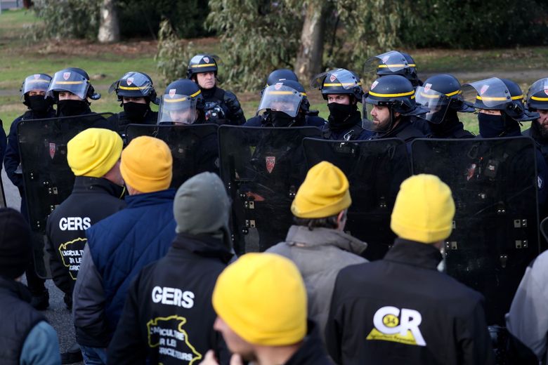 Face-à-face avec les forces de l’ordre.