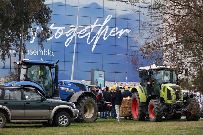 À Toulouse, des agriculteurs rassemblés autour de leurs tracteurs, malgré l’interdiction préfectorale de la manifestation.