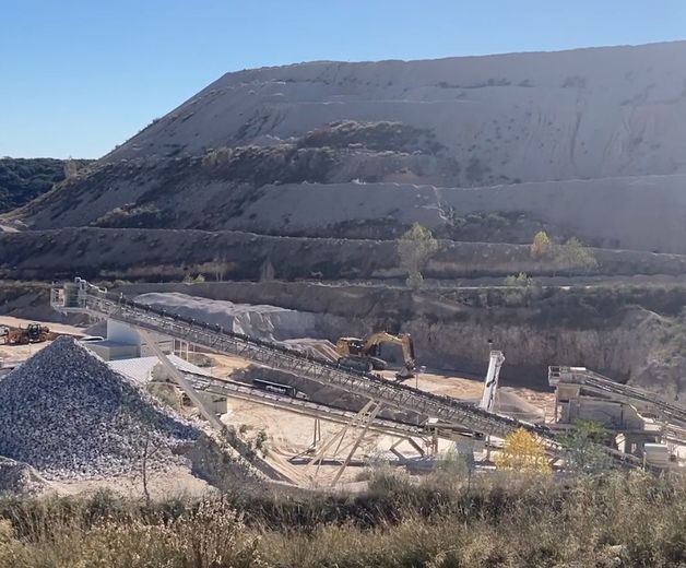 Une partie des installations. Au second plan : la verse, au centre du projet. Cette colline de déchets inertes, "horrible" et "monstrueuse" selon le rapport, doit être étalée et ainsi abaissée. D’où le déboisement envisagé.