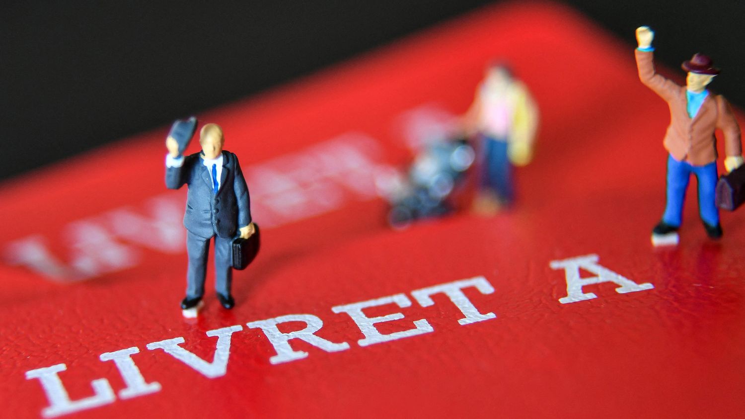 sa rémunération va passer de 1,7% à 1,5% en février, annonce le ministre de l'Economie