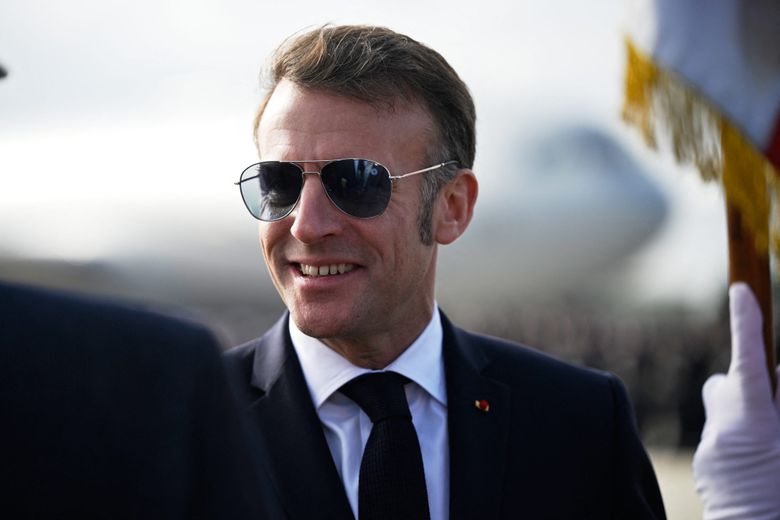 Emmanuel Macron s’est affiché avec des lunettes d’aviateur à la base aérienne d’Istres.