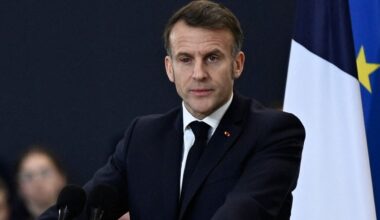 Emmanuel Macron : œil injecté de sang, lunettes d’aviateur… qu’est-il arrivé au président de la République ?