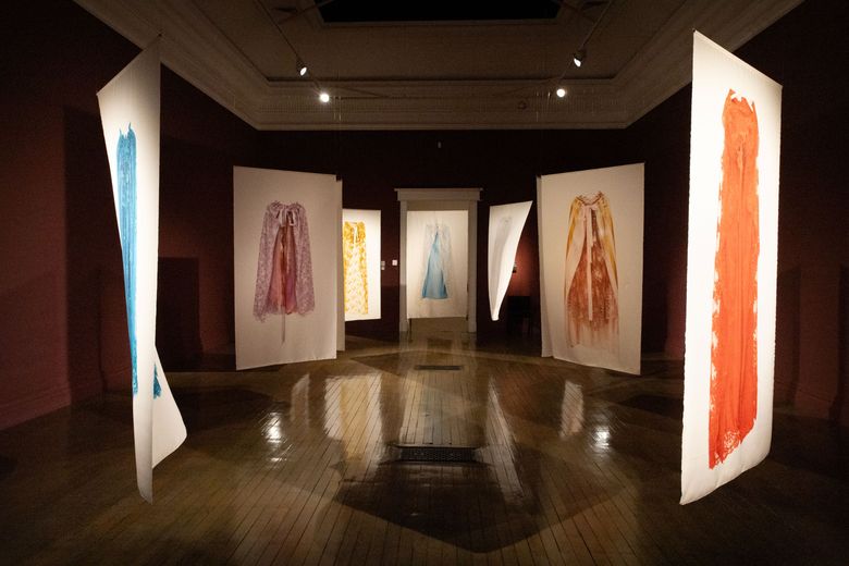 Les photos des capes de Sara sont tirées sur soie pour une installation poétique immersive.