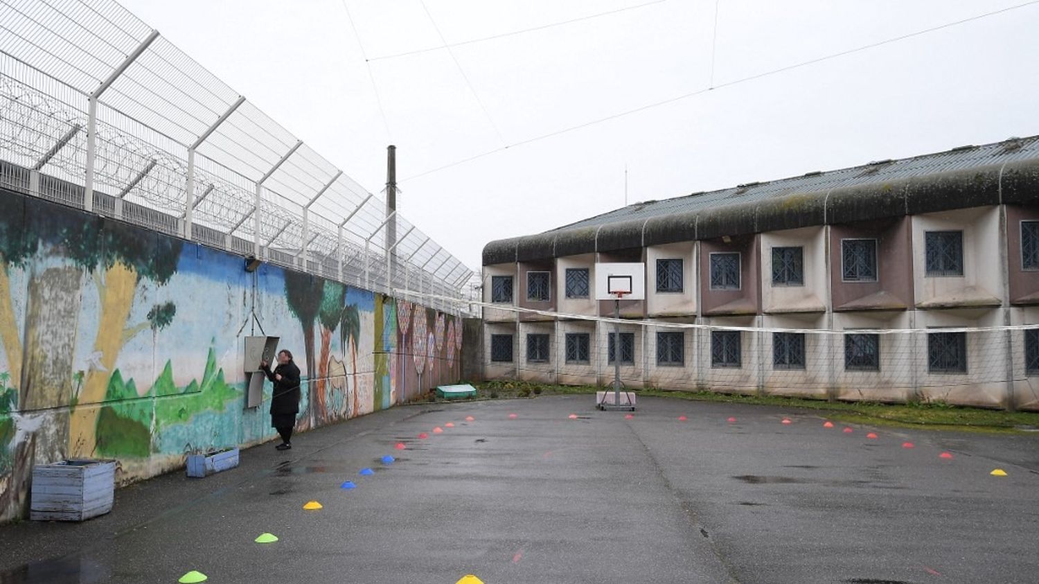 Cellules surpeuplées et insalubres, cafards, absence d'eau chaude... La France épinglée par la Cour européenne des droits de l'homme pour les conditions de détention à la prison de Strasbourg