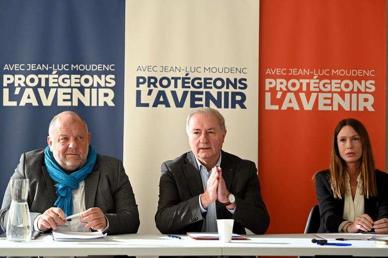 Jean-Luc Moudenc au centre, avec deux colistiers, Michel Lacroix entrepreneur et frère du président du Stade, et Julie Servat, cheffe d’entreprise et femme de William Servat, ancien joueur du Stade.