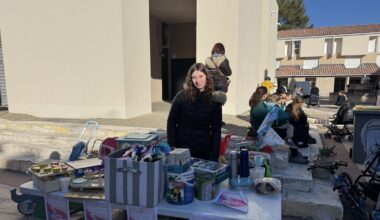 Manon Garrel tient un stand de récolte de jouets
