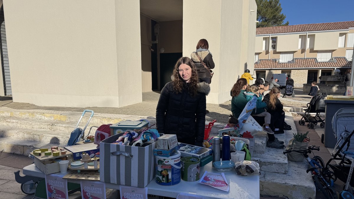 Manon Garrel tient un stand de récolte de jouets