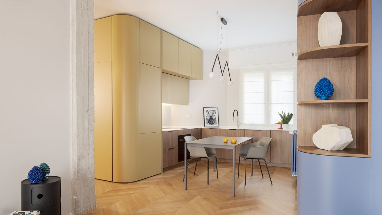 À Milan, un appartement contemporain dominé par le bleu et le jaune