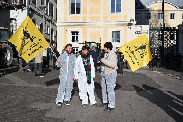 Trois membres de la Confédération paysanne du Lot, lors d’une mobilisation, en décembre dernier.