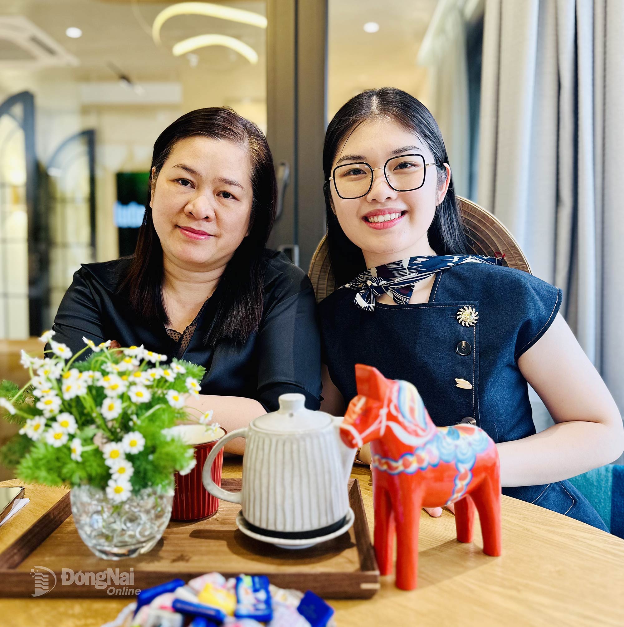 Ho Khanh Van et sa mère, qui l'ont soutenue pendant ses études artistiques en Europe.