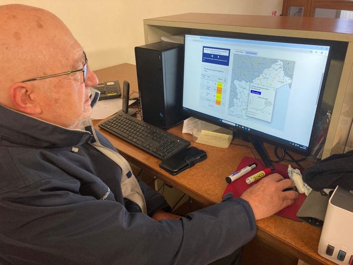 À Béziers, on suit l’évolution des précipitations depuis le poste de crues.