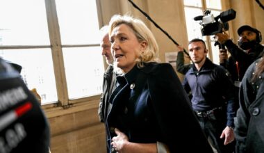Pour sa première audition en appel, Marine Le Pen tente de se défausser pour mieux se sauver