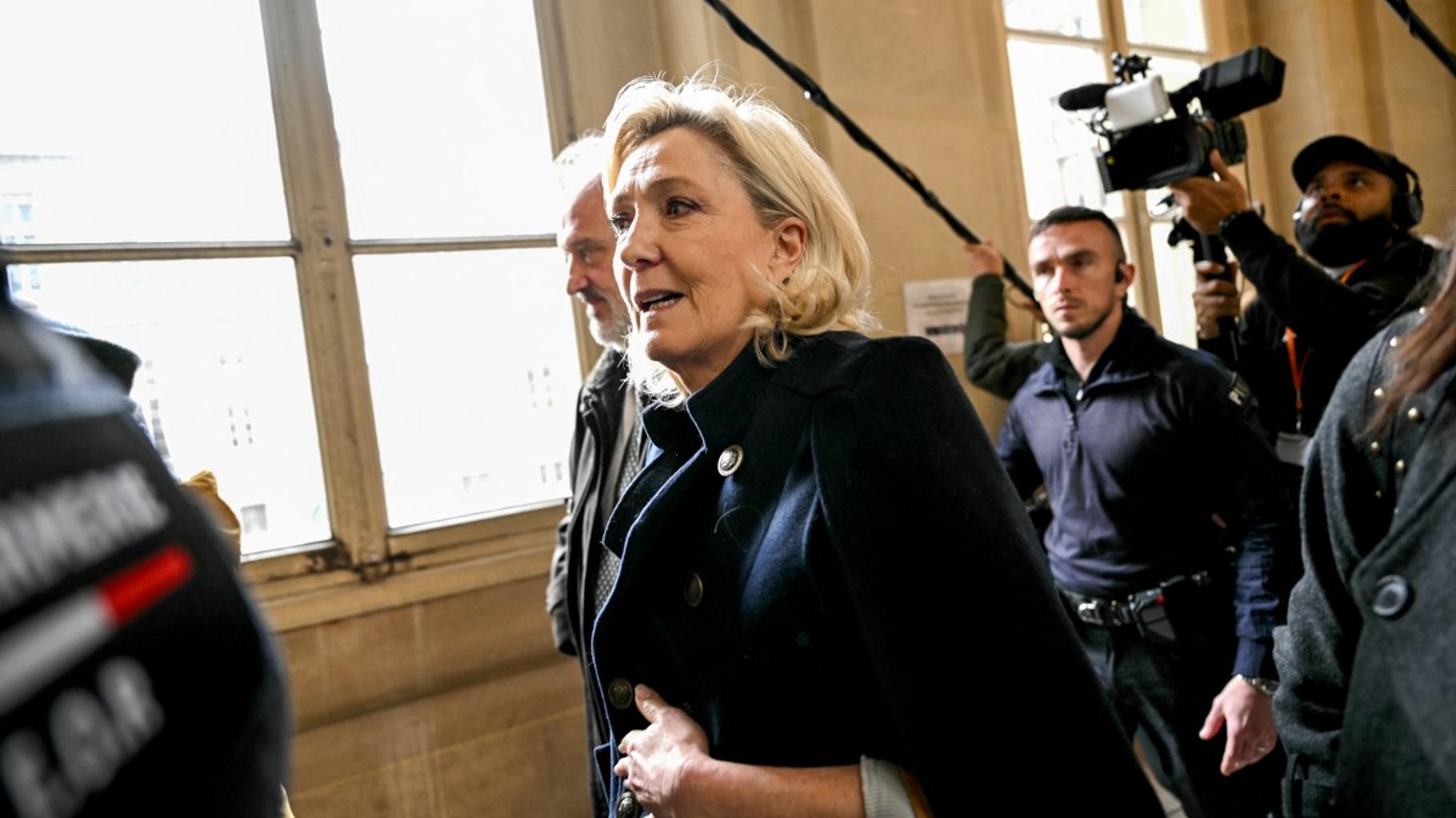 Pour sa première audition en appel, Marine Le Pen tente de se défausser pour mieux se sauver