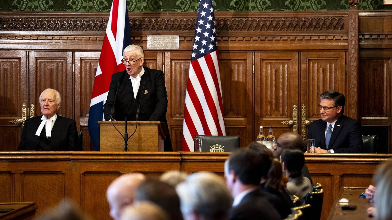 Au Royaume-Uni, les Lords votent pour interdire les réseaux sociaux aux moins de 16 ans, Starmer sous pression