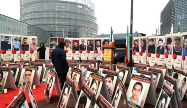 Strasbourg. Une expo photo devant le Parlement européen en hommage aux Iraniens morts lors des manifestations