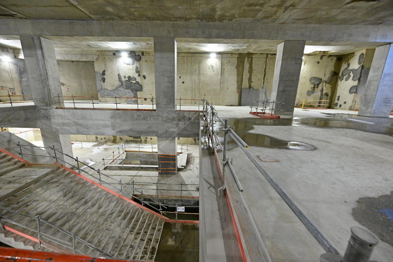 La salle des billets est déjà bien concrète.