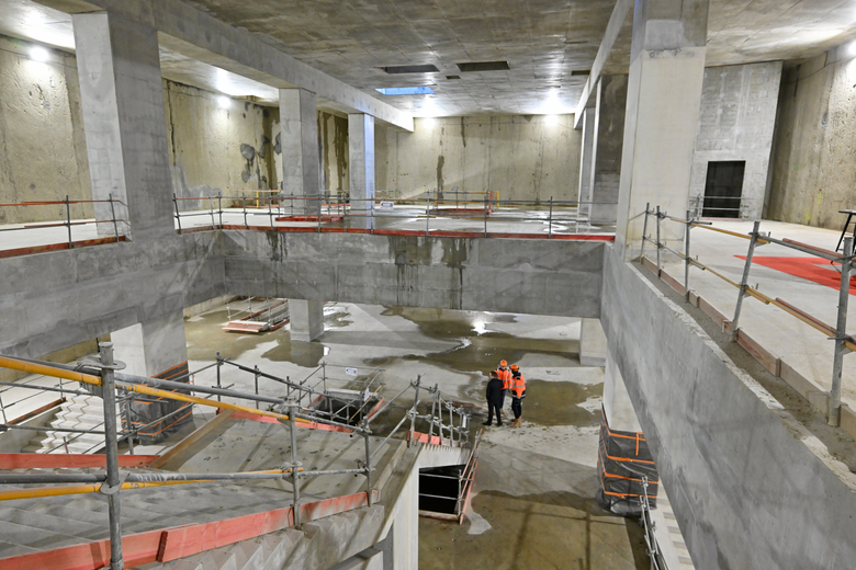 La salle des billets et la salle d’orientation des voyageurs.