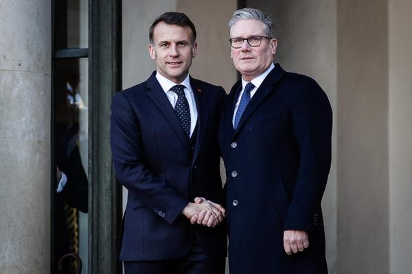 Le président français Emmanuel Macron accueille le Premier ministre britannique Keir Starmer à l’Élysée, à Paris, le 6 janvier 2026, en marge d’une réunion internationale sur le soutien militaire à l’Ukraine.