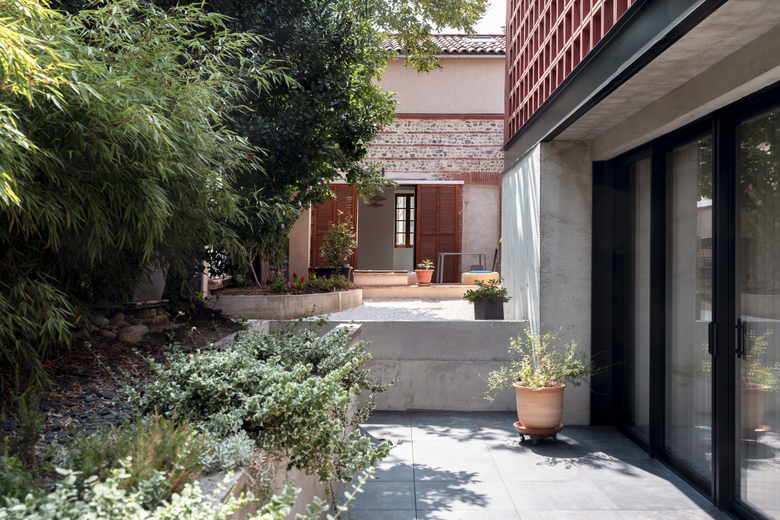 Le rez-de-chaussée a été abaissé par rapport au niveau de la rue.