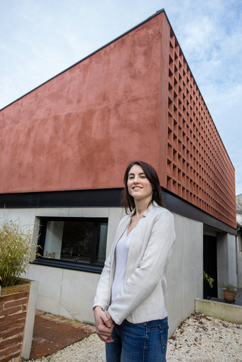 La façade en cobogo fait diminuer la température dans les chambres, en été.