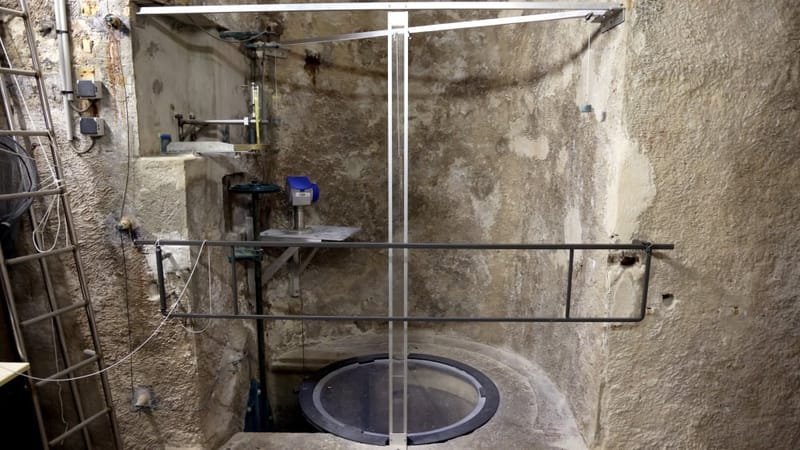 Au sous-sol, un puits est creusé sous la Corniche où l'eau s'infiltre par un canal souterrain. Au fond, un flotteur suit les variations du niveau marin.