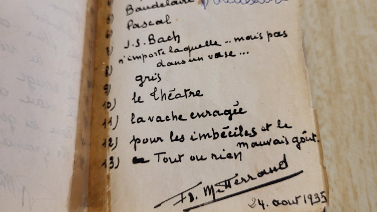 À 17 ans, le mets préféré de François Mitterrand était… "la vache enragée" : un carnet adjugé 4800 € aux enchères révèle sa personnalité