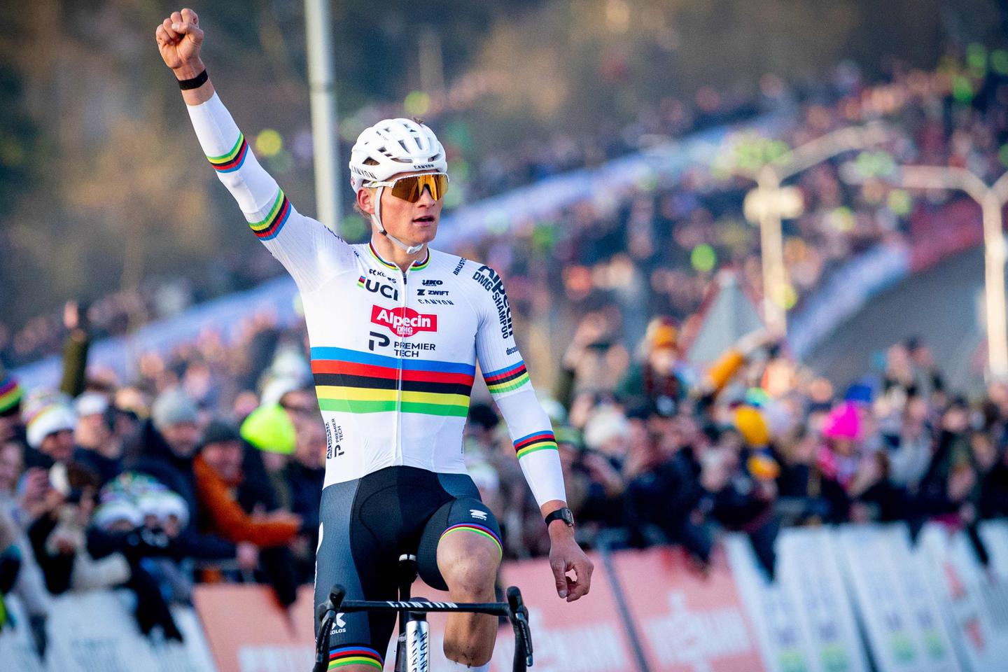 Mathieu Van der Poel remporte le classement général de la Coupe du monde de cyclo-cross, une première depuis huit ans