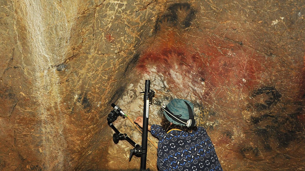 ENTRETIEN. Grotte de Gargas : pourquoi les célèbres "mains", datant de 27 000 ans, risquent de s’effacer d’ici un siècle