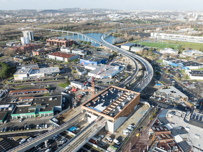 On voit bien ici les deux viaducs, lignes B à gauche, C à droite, qui arrivent à la station Labège Madron.