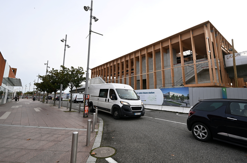 La station Labège Madron vue du parking de Carrefour Labège.
