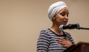 Ilhan Omar, cible constante de Donald Trump, aspergée d’un étrange liquide en plein discours