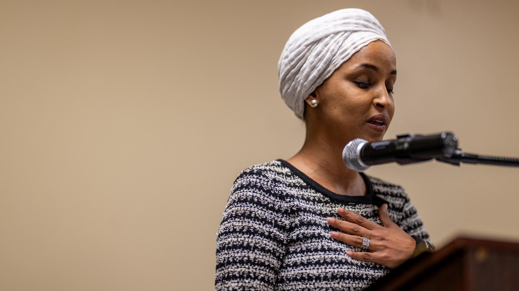 Ilhan Omar, cible constante de Donald Trump, aspergée d’un étrange liquide en plein discours