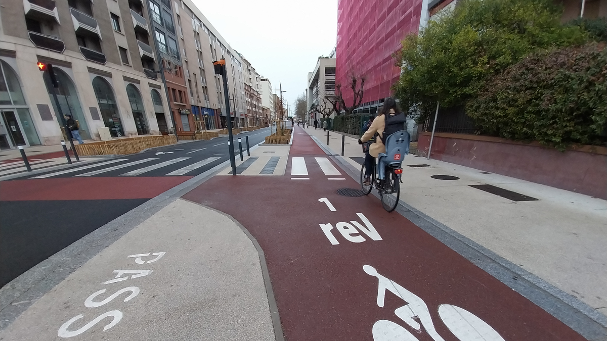 "Une vraie autoroute à vélo", à Toulouse le REV s’affiche au sol dans cette rue rénovée