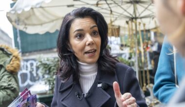 Municipales 2026 à Paris : mais qui est Sophia Chikirou ? Portrait de "la femme du chef", candidate LFI "qui ne baisse jamais les yeux"